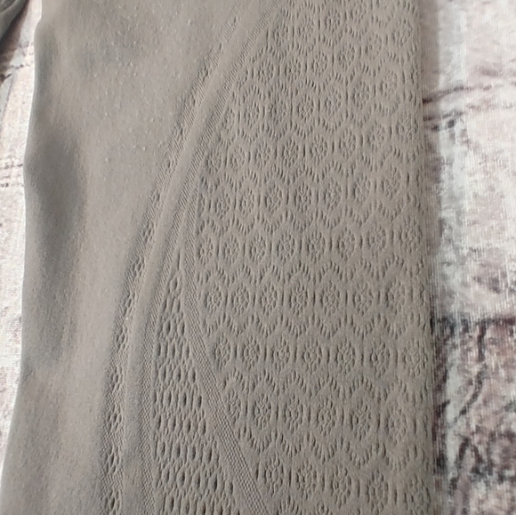 Lululemon Subtle Olive Green Latice Leggings 6 - Picture 8 of 15